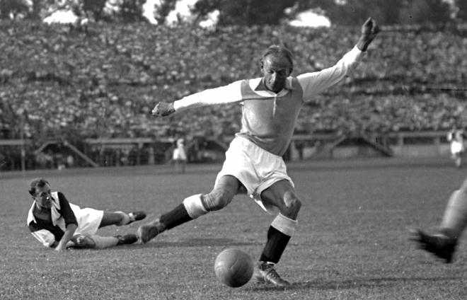 Mathias Sindelar was de ster van het Oostenrijkse voetbal. Toen kwam de Anschluss. Tegen het Duitse elftal toonde hij nog een keer zijn kunsten om daarna in de anonimiteit te verdwijnen, tot zijn dood negen maanden later.