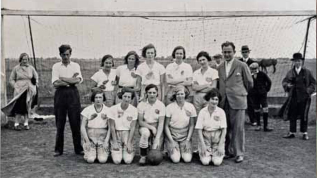 Vanaf de oprichting in 1933 wordt er met argusogen gekeken naar de voetballende vrouwen van het Haagse Chelcea. Vijf jaar later maakt de KNVB er een einde aan: vrouwenvoetbal wordt verboden.