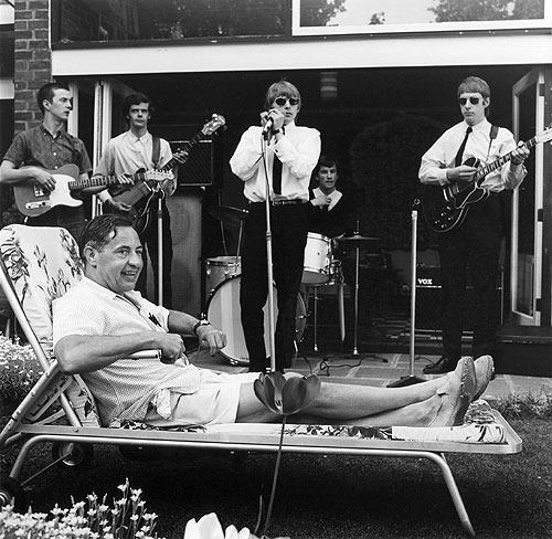 Nadat een Lord de opkomende popcultuur bekritiseert in het Hogerhuis, laat een gewiekste PR-manager de Yardbirds (met Eric Clapton) optreden in zijn tuin.